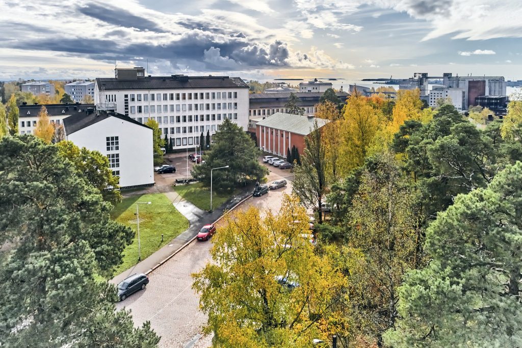 Ekamin Kotkan kampus ilmasta käsin kuvattuna. Etualalla puita.