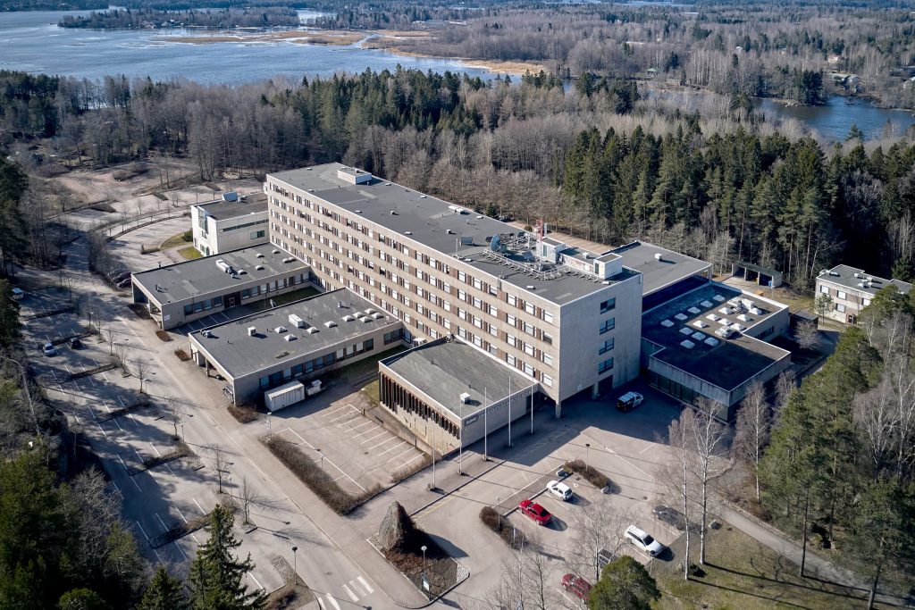 Xamkin kampus Kotkassa ilmasta käsin kuvattuna.