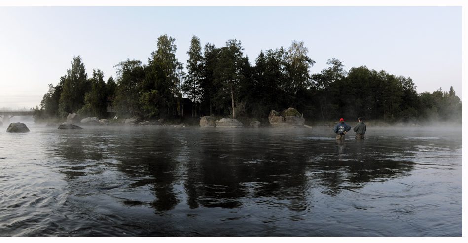 Kymijoki, jossa kaksi miestä kalastamassa usvaisessa säässä.