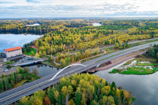 Moottoritie, jonka ympärillä on metsää ja meri.