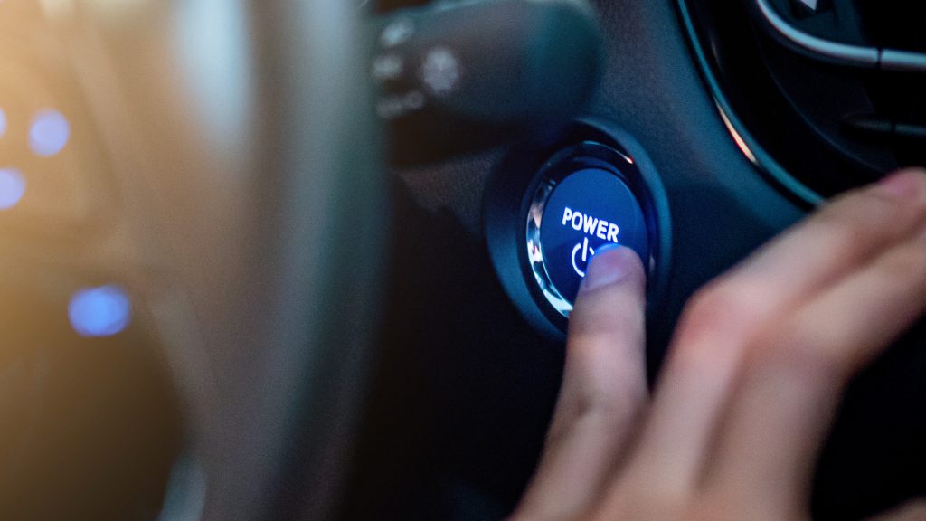 Sähköauton virtakytkin, jossa lukee power.