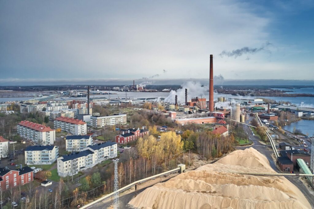 Kuvassa Kotka-Haminan seudun suuryrityksistä, Kotka Millsin tehdas ylhäältä kuvattuna.