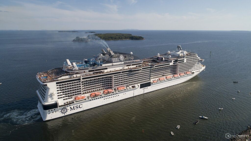 Matkailu kotimaassa on vaihtoehto ulkomaanmatkailulle. Kuvassa risteilyalus merellä.