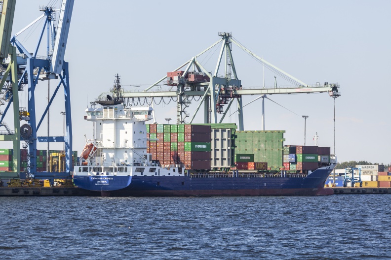 Toimiva logistiikka on kilpailuetu. Kuvassa satama-alue, jossa konttilaiva ja merta.